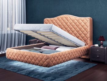 Pigi lova Prestiž su kojelėmis, atidaryta patalynės dėže ir smėlinės spalvos barchatiniu audiniu